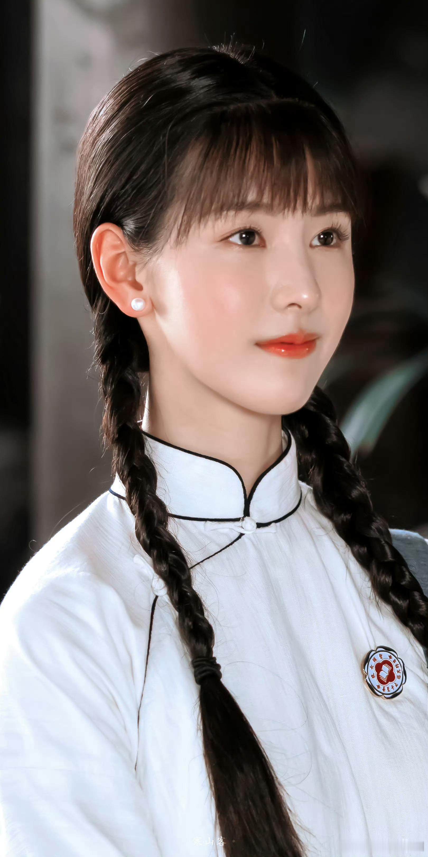 陈都灵跳出单一甜妹标签，不断突破戏路，尝试清冷、飒爽的反差角色。不被外貌定义，用