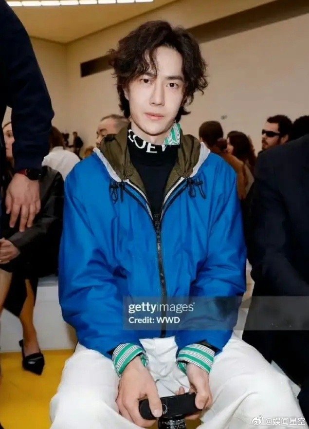 王一博看秀就是国际巨星的待遇！王一博在时尚圈确实已经达到了国际巨星的待遇，罗意威