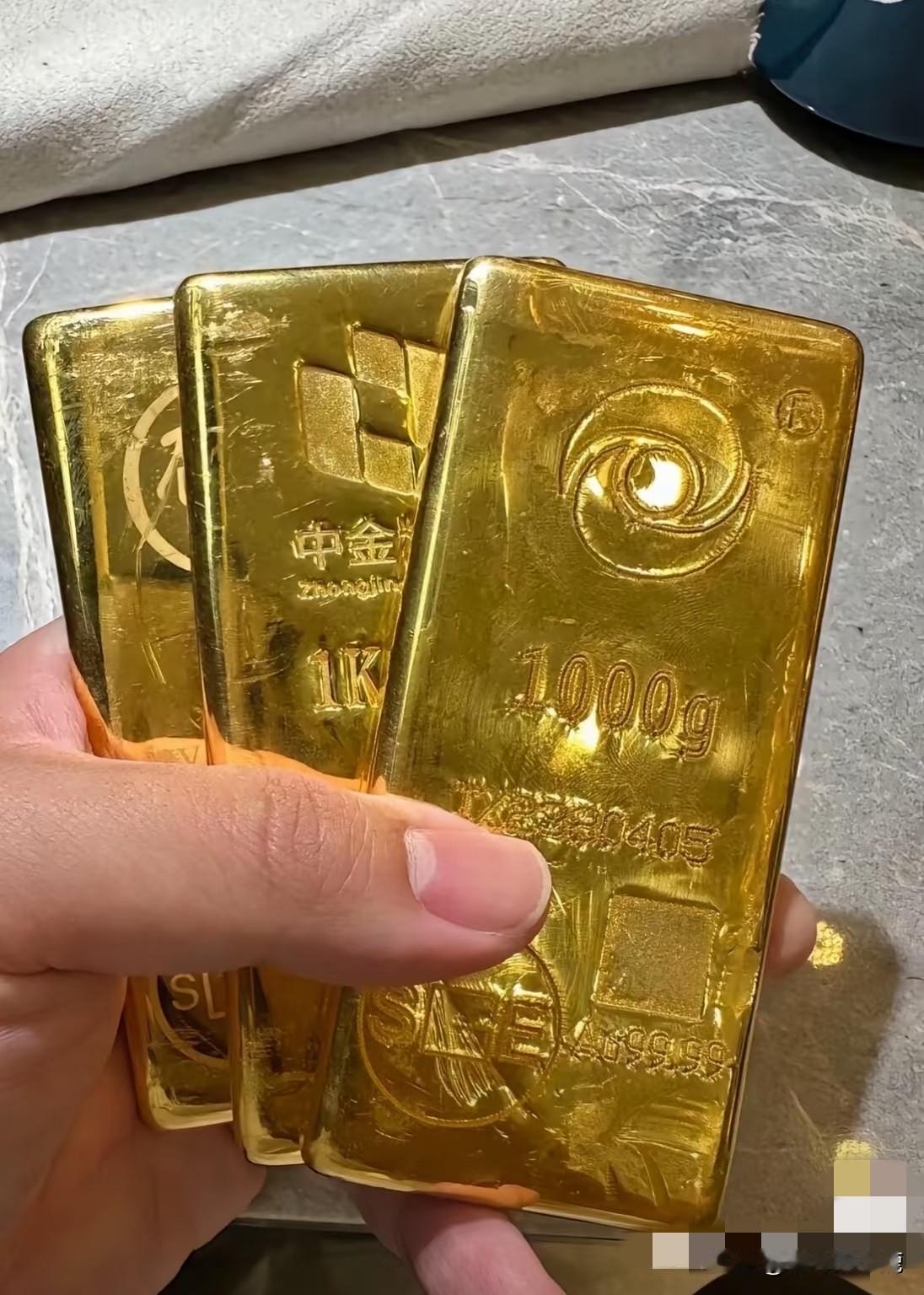 金价跌破3900！
女大学生越补仓越亏，这坑真别再踩了！
 
谁能想到跟风买黄金