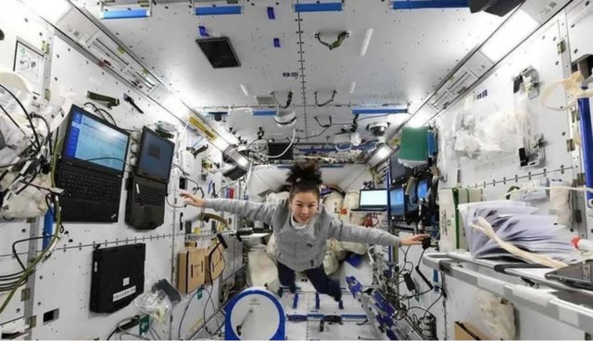 为什么中国的空间站好像每次只能上3个人，而国际空间站却能挤十几人？

天宫空间站