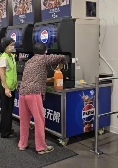 “又贪又蠢！”8日报道武汉一个大妈站在山姆店的自动饮料机前面，理直气壮地灌了满满