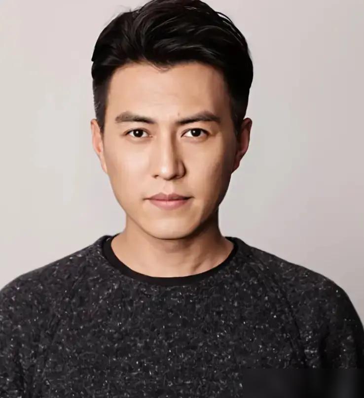 当年靳东顶着全家人的唾沫星子，非要娶个二婚的李佳时，他爹在济宁老家差点把桌子掀了
