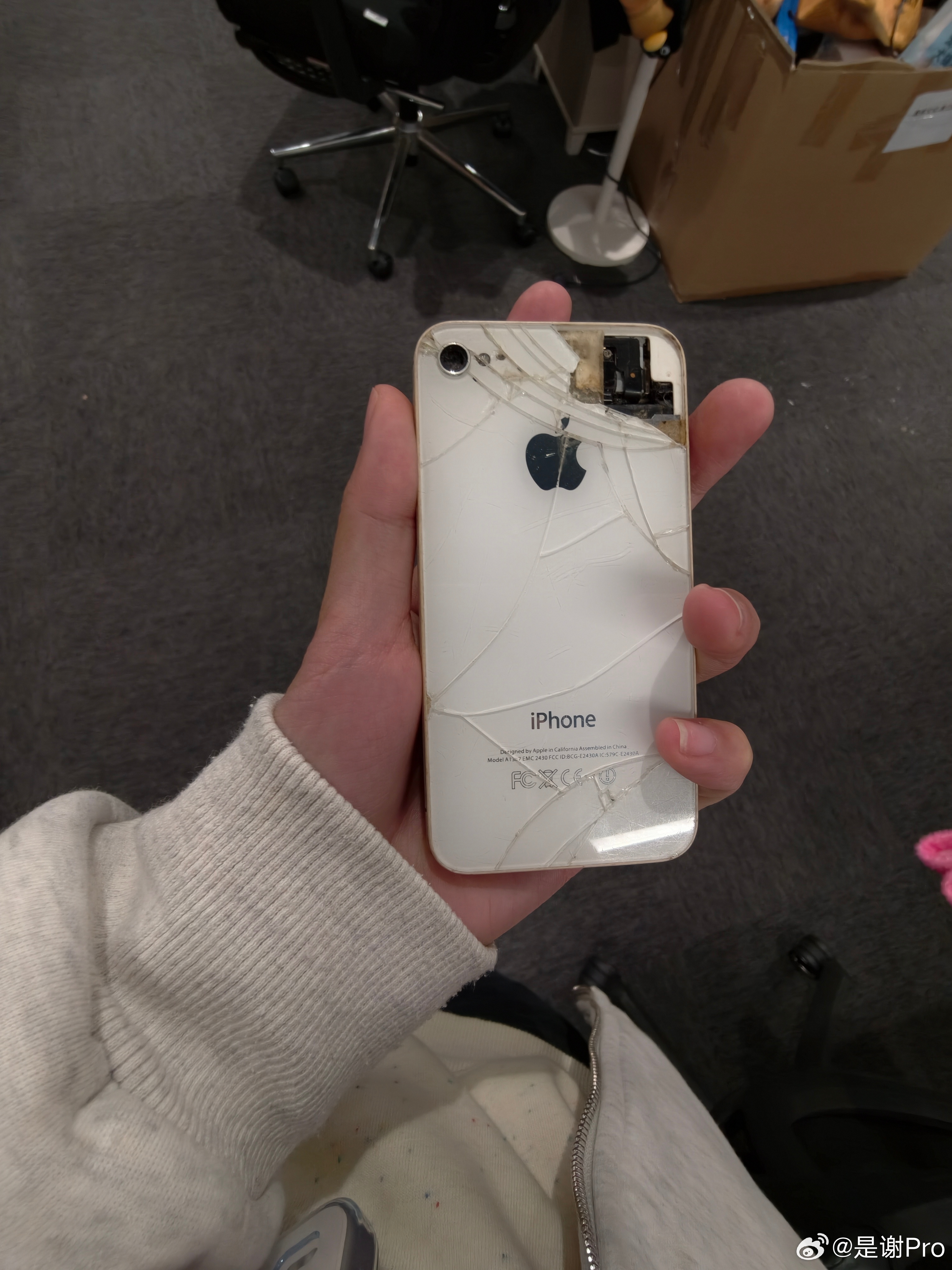 我同桌古早的iPhone4和iPhone5，真的好小 好mini ，很适合我这种