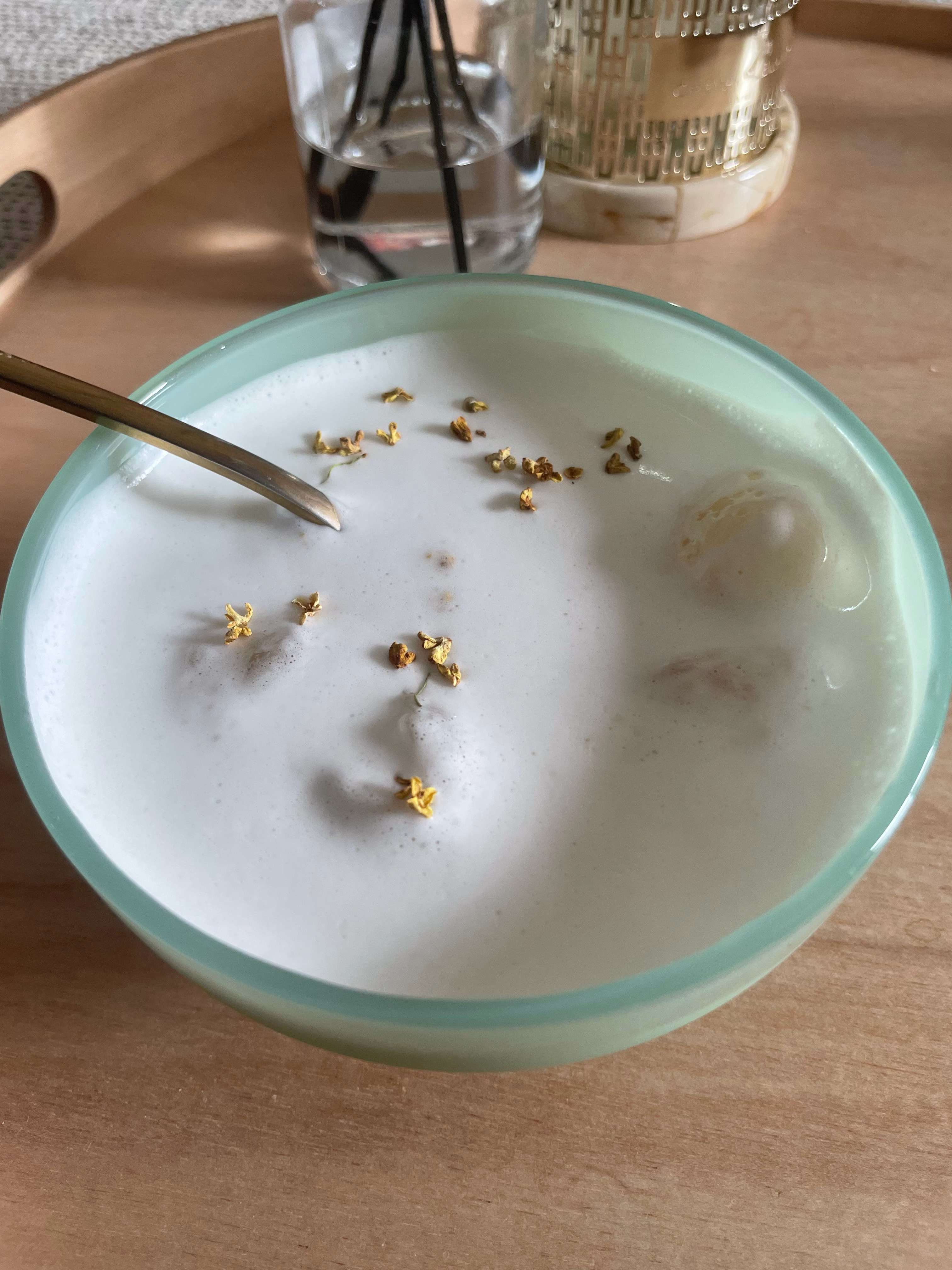 今年的荔枝特别好 做成了荔枝冰酒酿 