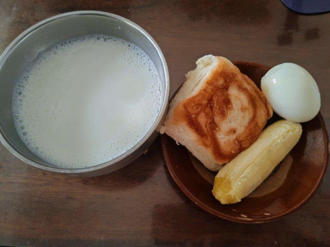 今天睡过了头，牛奶，鸡蛋，香蕉，面包，我的早餐凑合一下生活手记