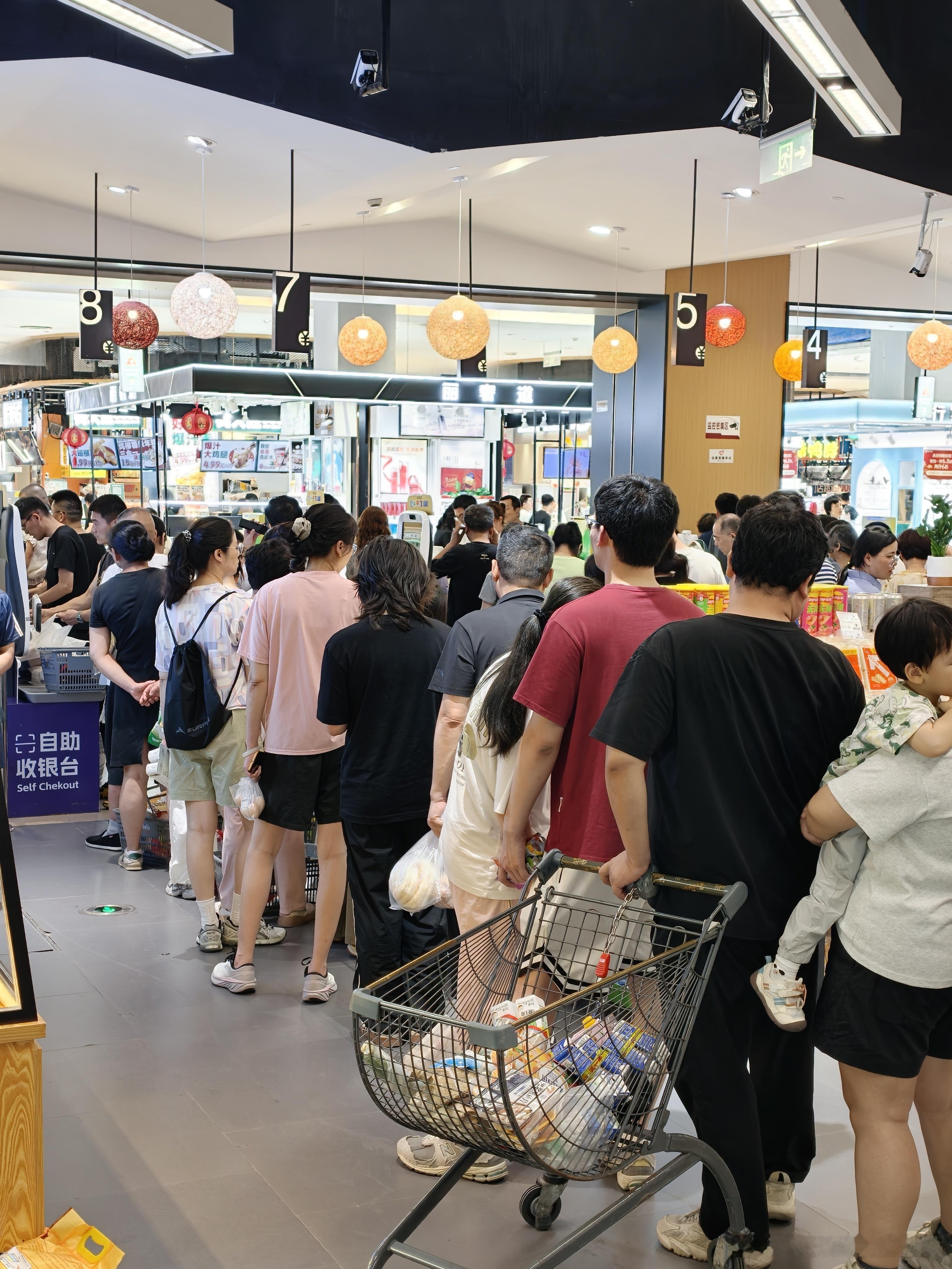 今天逛超市，第一次见这么多人以及空空如也的超市。看来大家准备得够充分啊 