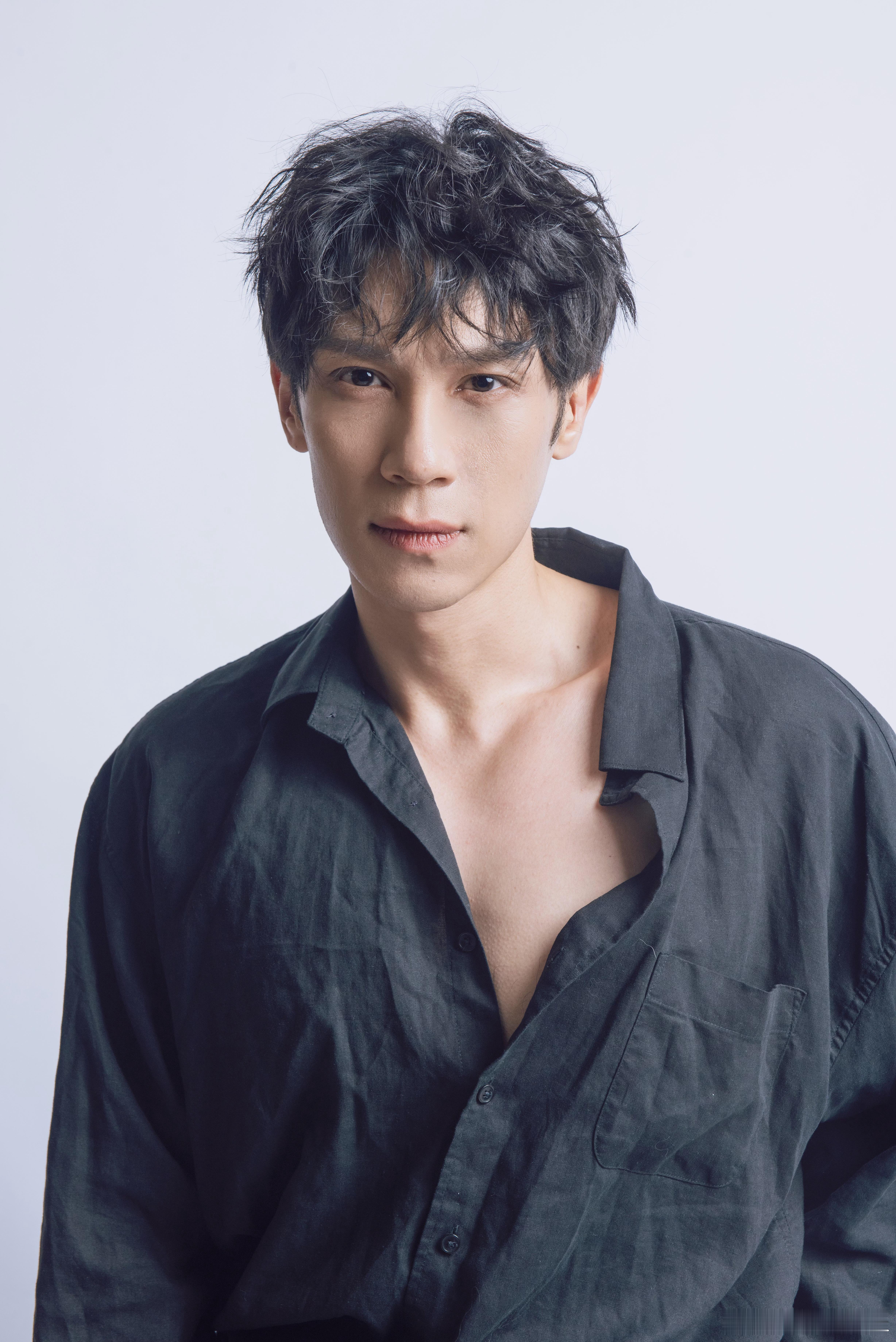 本以为浓眉大眼自带正气，没想到拍戏后能如此阴鸷。肌肉线条仍在，气质却天翻地覆，眼