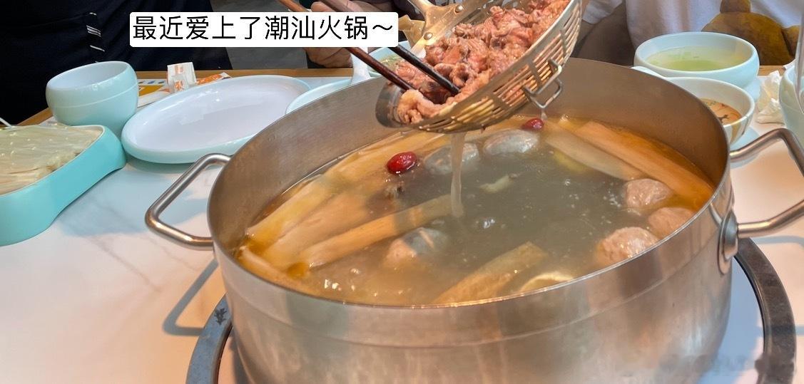 假期去了草莓音乐节，陪伴我爸妈看了展，陪他爸妈看了车展，最后一天一直在看书～车展