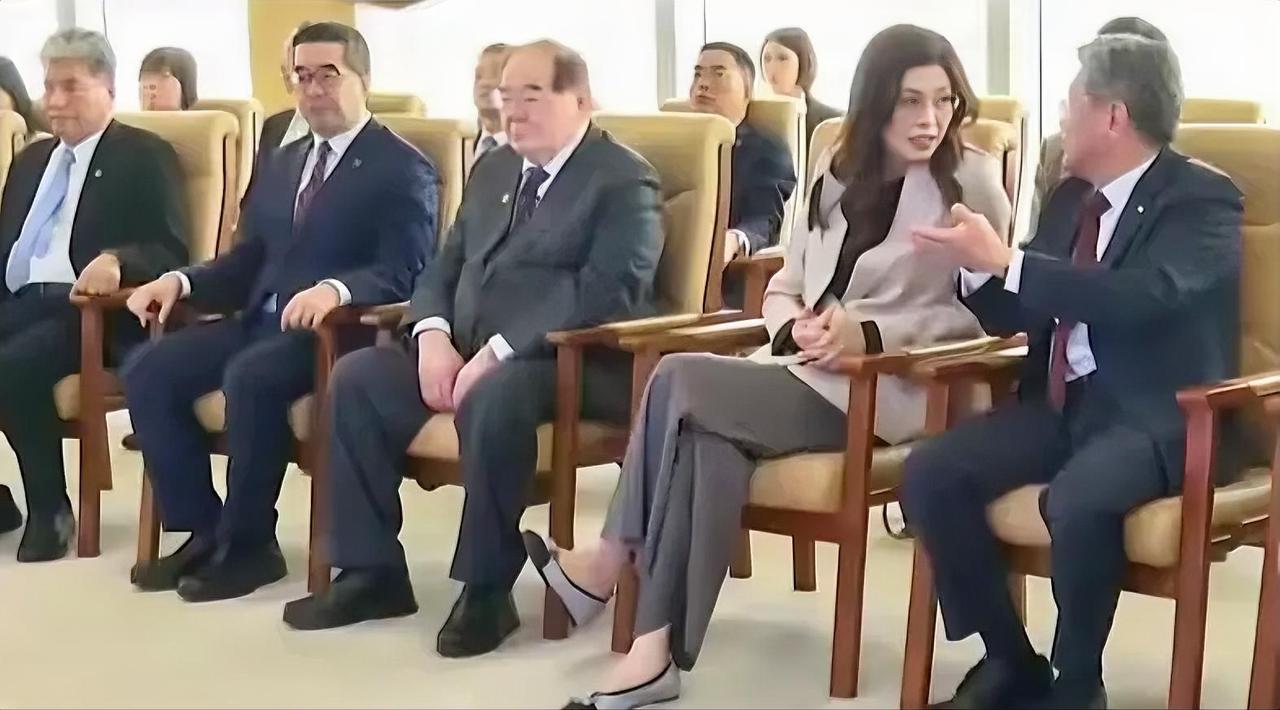 国民党主席郑丽文4月9日参访上海洋山港。
 
洋山港，全球最大的海岛型深水集装箱