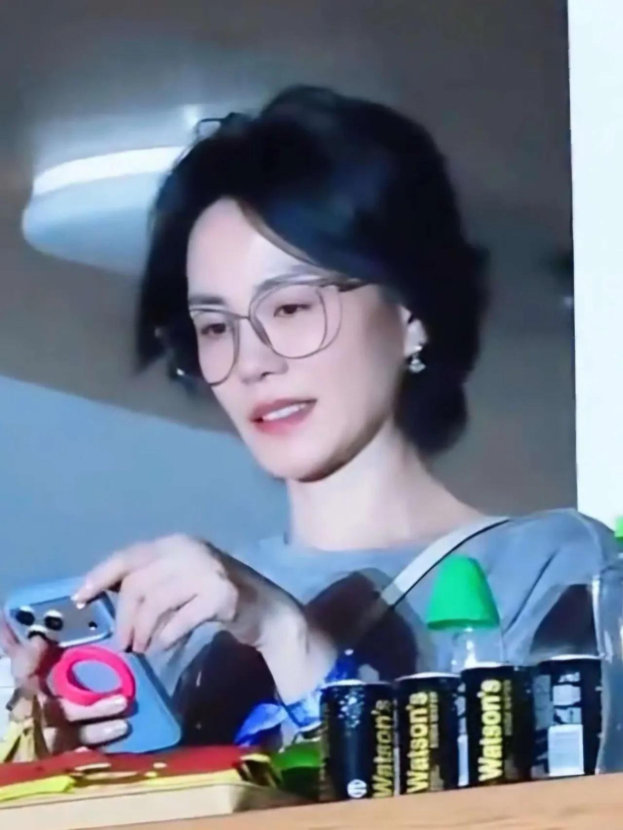 看了王菲这造型，
不知道你看出来没，
不是她穿得不好看，而是乍一看，一点也不像快