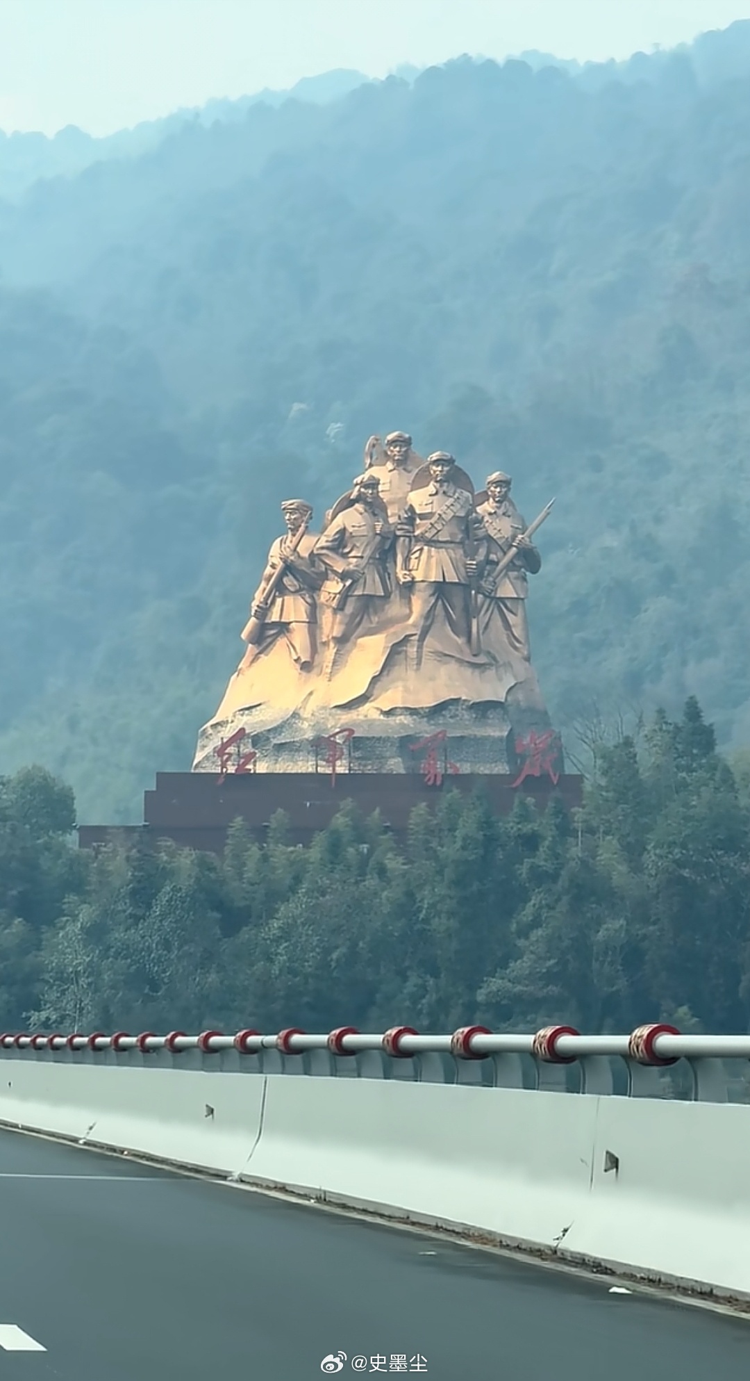 如果你去江西吉安井冈山的路上，一定会被这座红军万岁的雕塑，震撼到了 