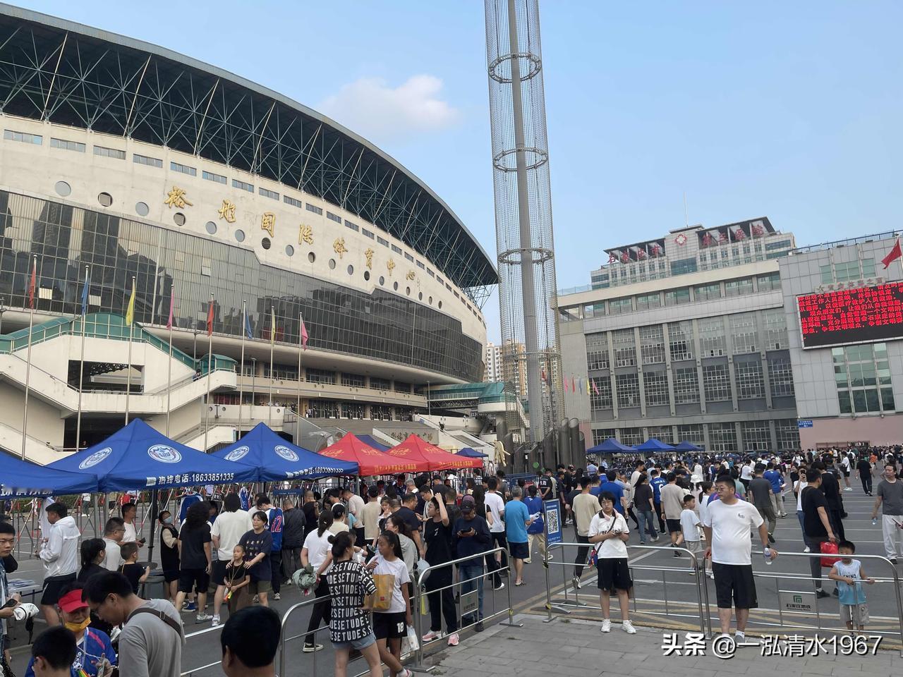 昨天晚上我一个不懂足球的人被老公拽去体育场看球，去时我还犹豫，觉得只是在家也是开