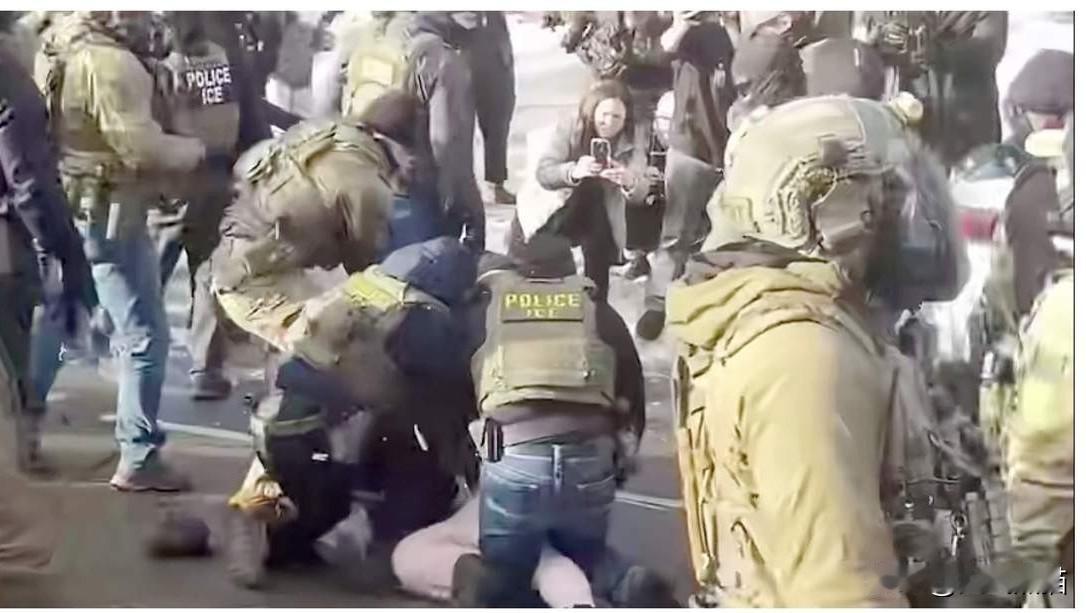 即“斩杀线”之后，“北美懦夫”又流行开来了。
这个词就是嘲讽部分美国人明明手里有