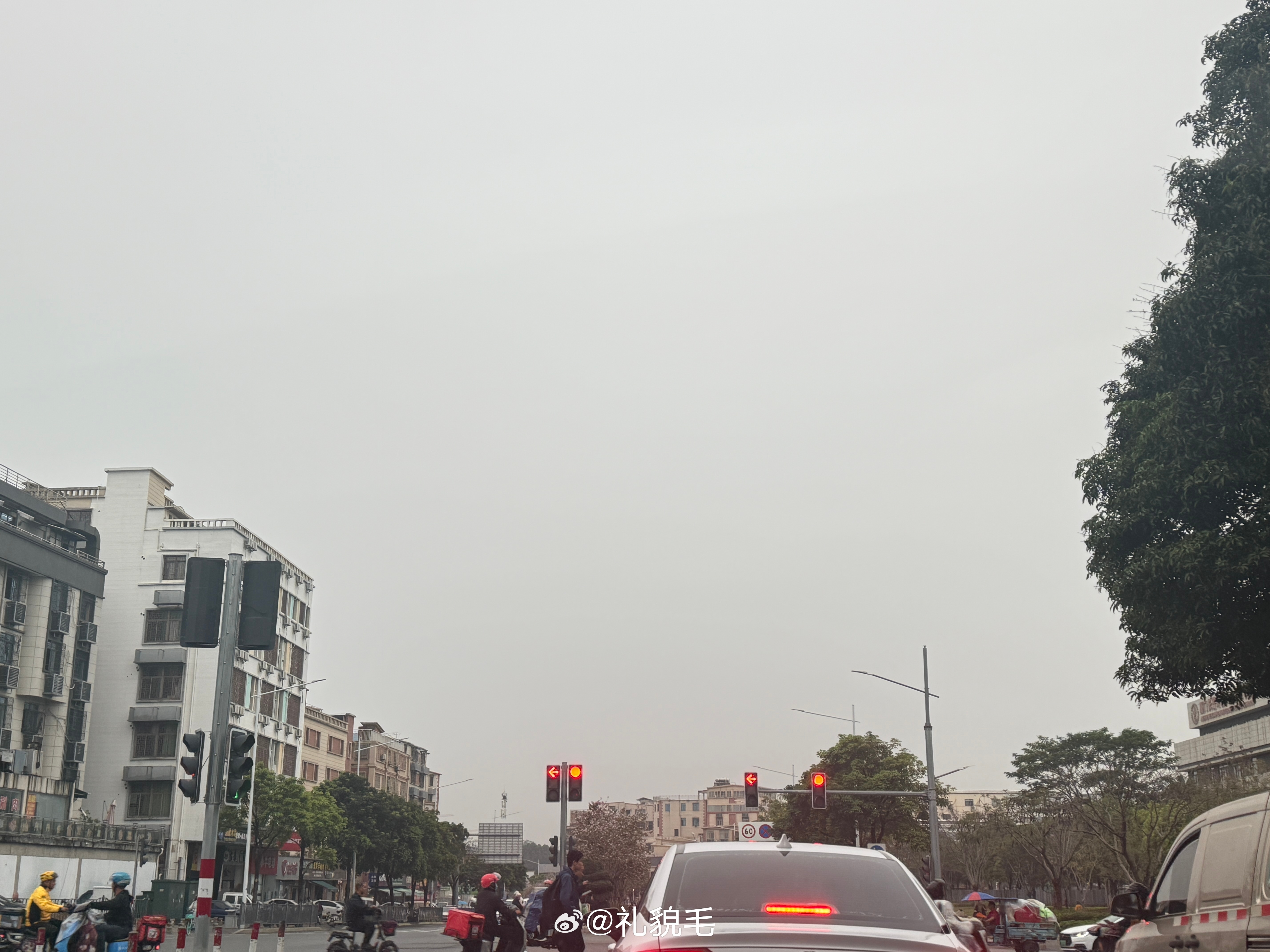 下午要拍摄法国货结果天是这个颜色的四月是我最讨厌的季节，整天下雨，还特别容易过敏