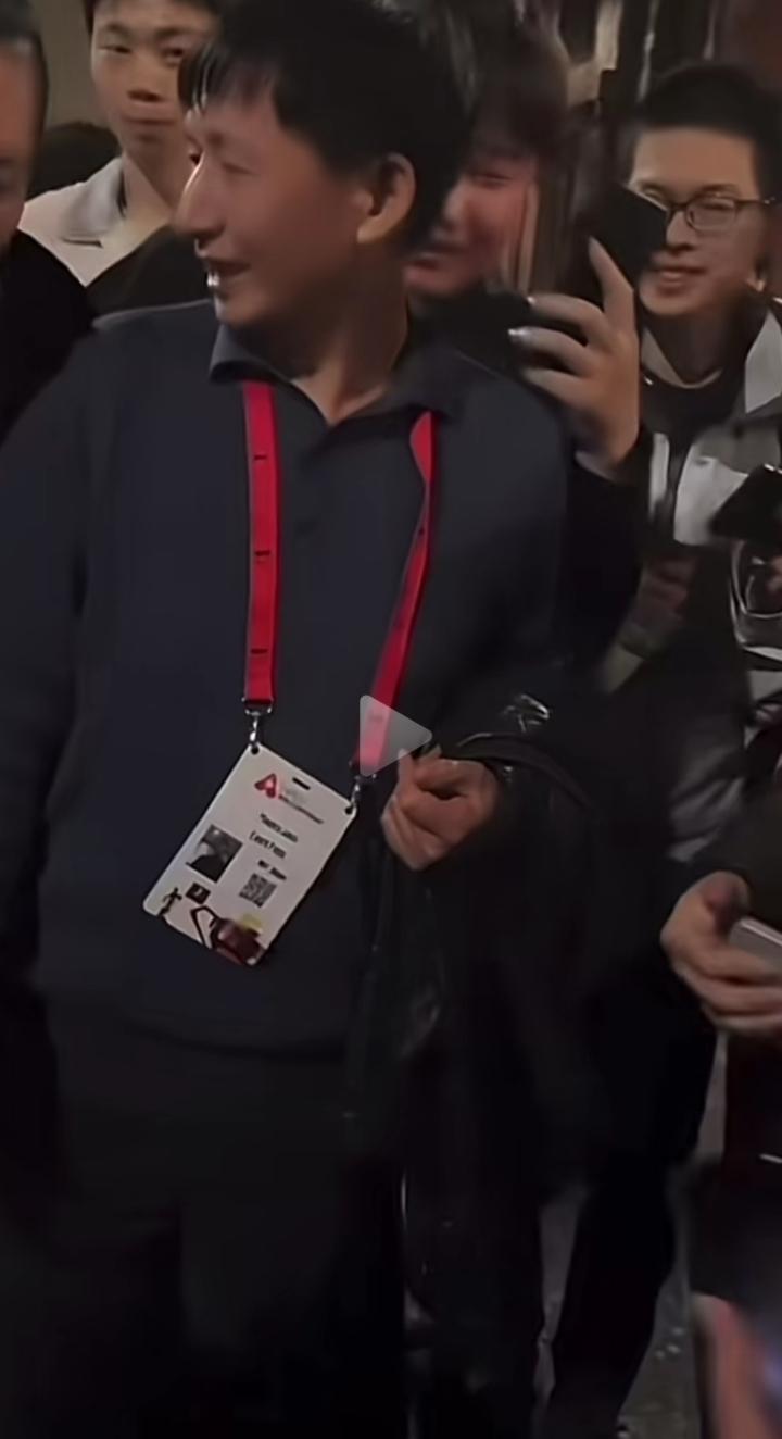 吴宜泽爸爸也太火了！妥妥的新晋人气王，走到哪儿都被大家围着求合影，这位普通又伟大