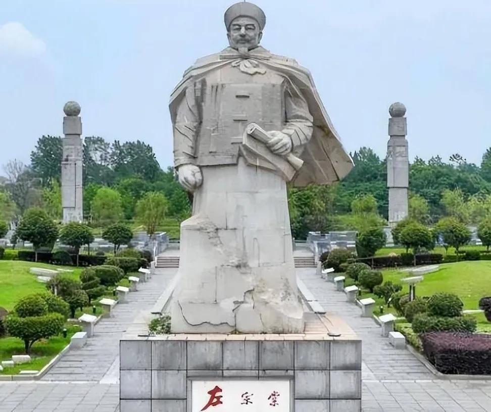 [月亮]左宗棠收复新疆之后，慈禧太后在宫里悄悄召见他，劈头就问：