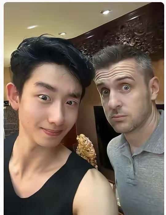 江湖不仅有打打杀杀，也有人情世故！

你所以为的你死我活的擂台打拼，实则是含笑风