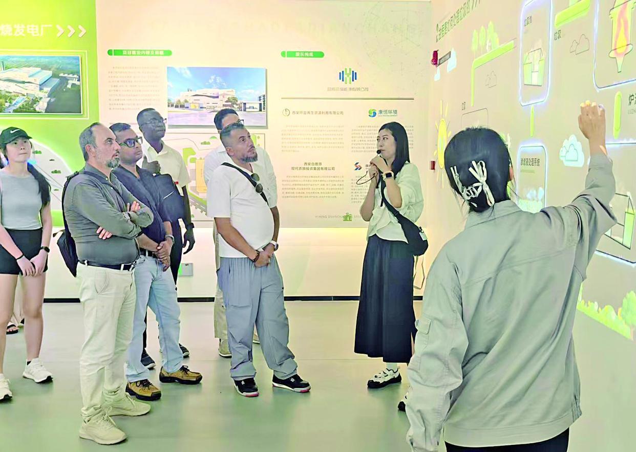 陕建外籍员工及家属在西安——感受中国技术与文化的双重魅力
 　　工作人员向外籍员