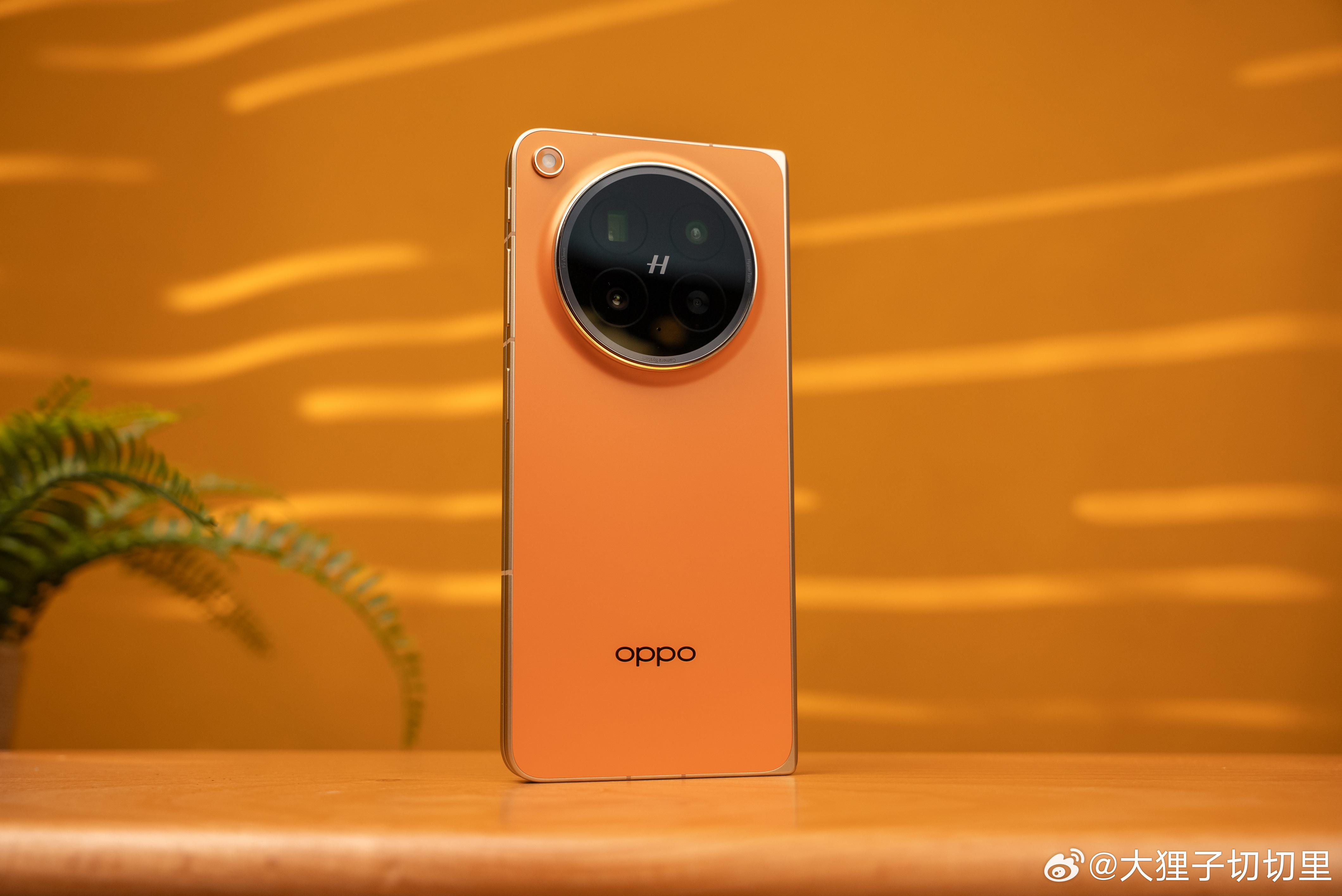 OPPO Find N6 真机上手！这次主打的橙色，饱和度比预想中更低，视觉上更