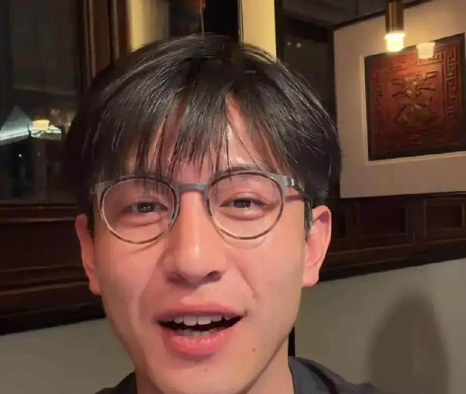 剧组开拍一个月，连夜换掉男主角。
不是因为演技，是剧本烂到影帝都救不回来。
你猜