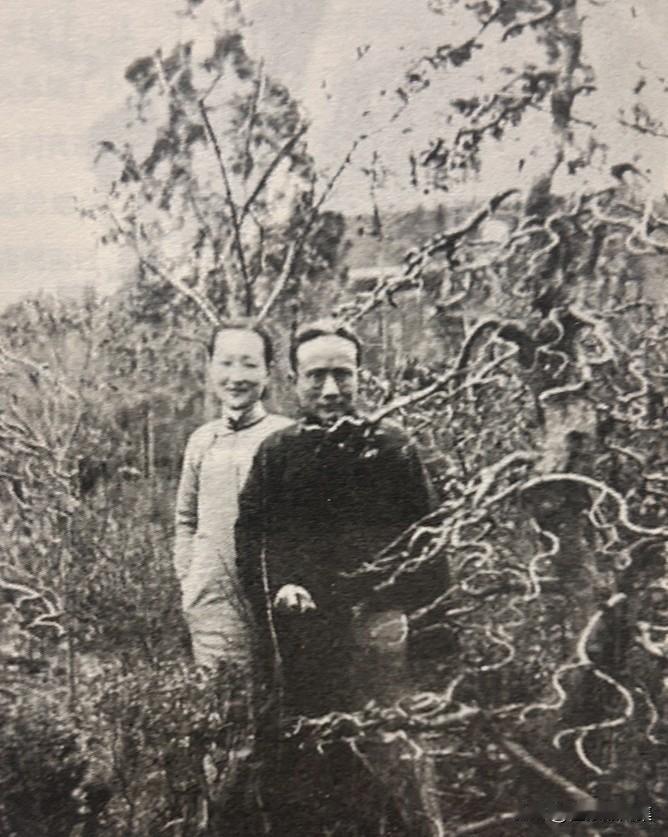 1946年，朱光潜与夫人奚今吾在成都少城公园。这一年，朱光潜先生时年49岁，已凭