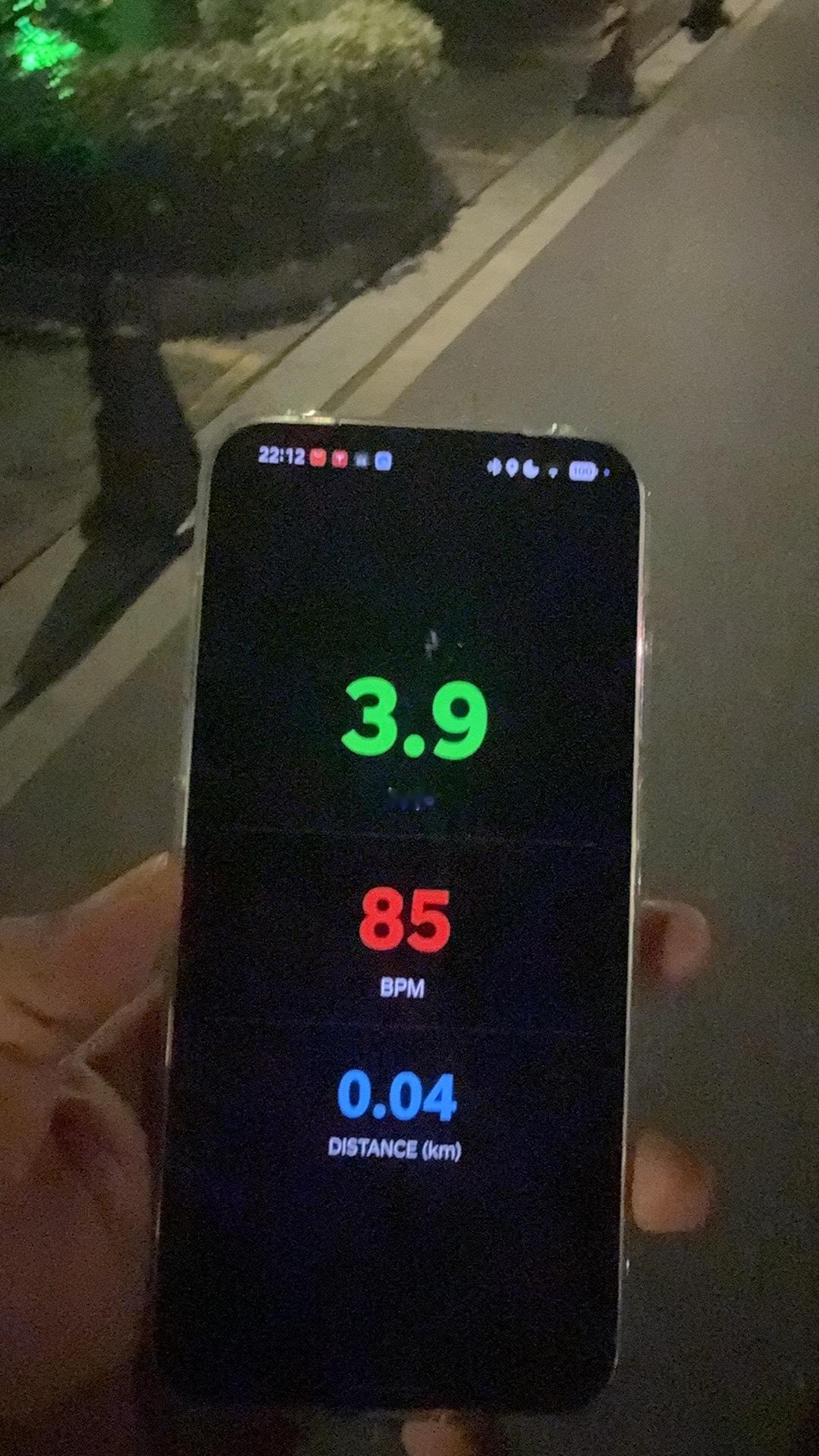 骑行仪表 APP 的初步功能（速度、心率、骑行距离）已经做出来了，装在手机里看了
