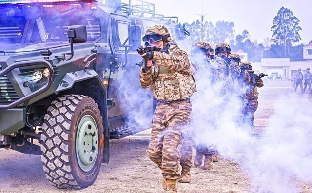 陆军只有13个集团军，万一打大仗来不够用咋办？武警66万人随时补位，后面还有80