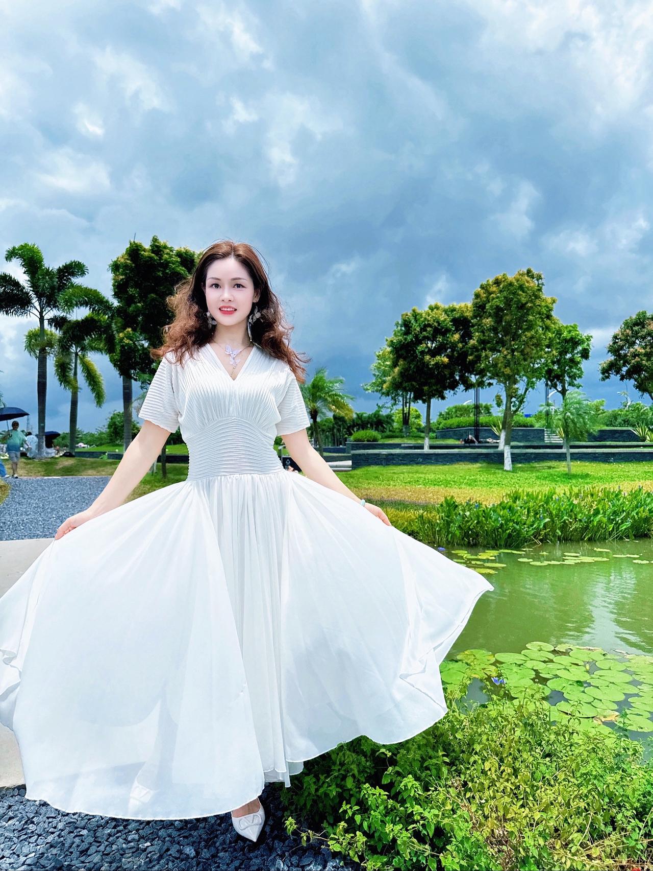 四月，春和景明，风轻日暖。不负时光不负心，愿你眼里有光，心中有爱。往后岁月，春暖