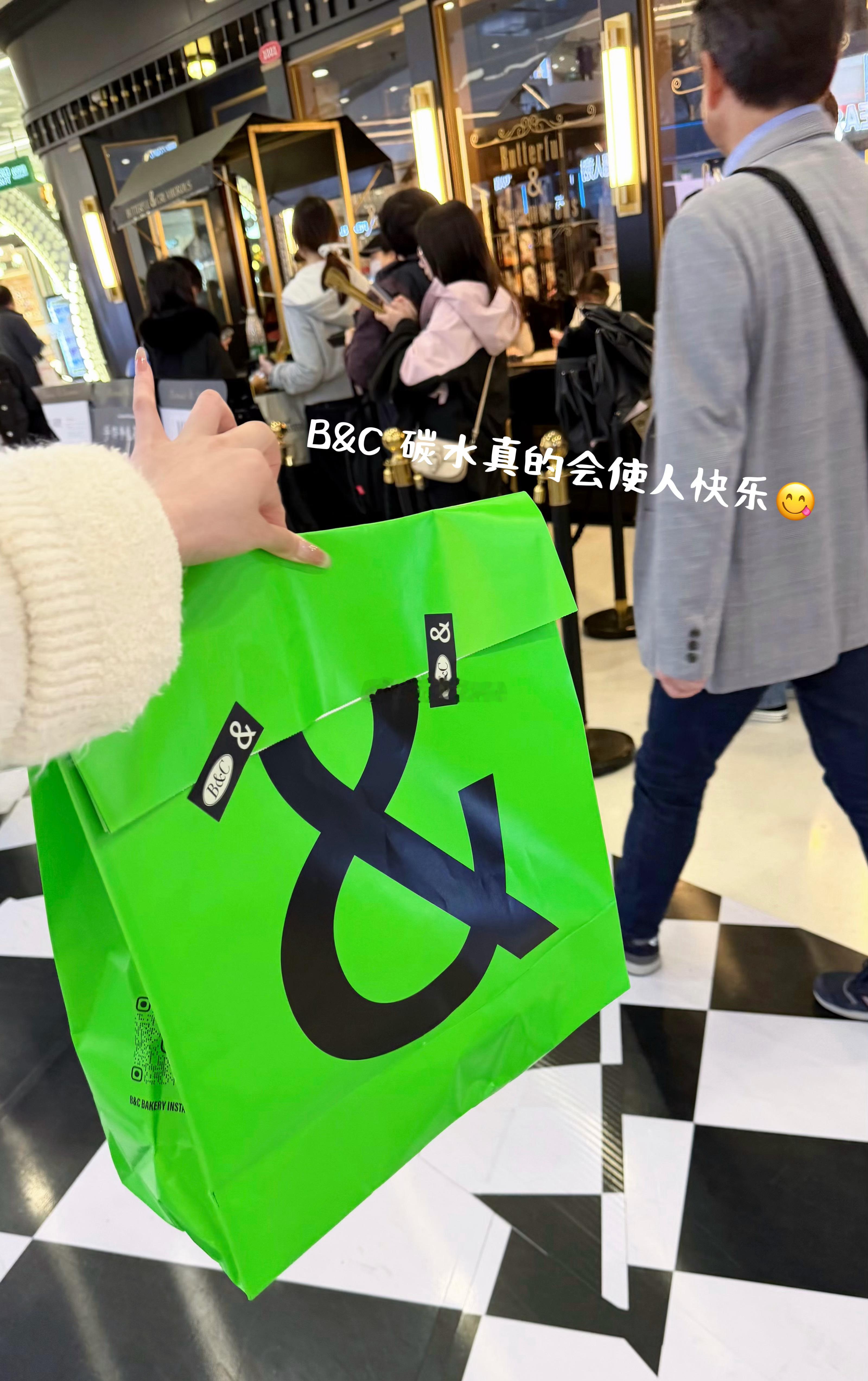 小蓬莱又长高了 耐阴又好活 偶尔忘记浇水也能顽强生长 现在真的喜欢这种充满生命力