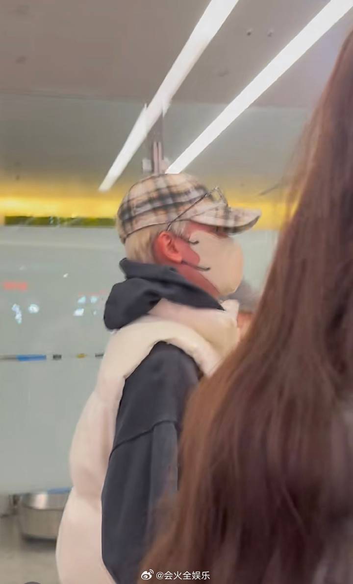 胡先煦的脸和耳朵红透了胡先煦的白发不藏了 感觉小胡已经熟了 