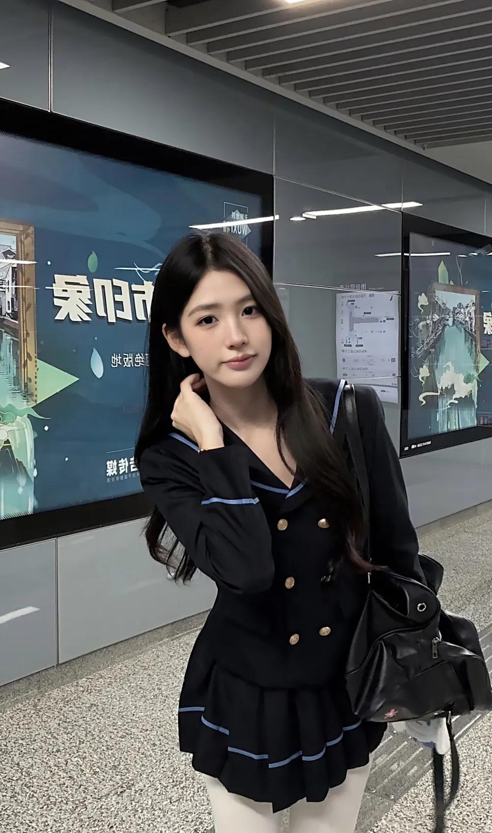 南昌拍照打卡地? 南昌打卡地铁一号线。
大家都去过南昌哪里呀？
八一广场，江西美