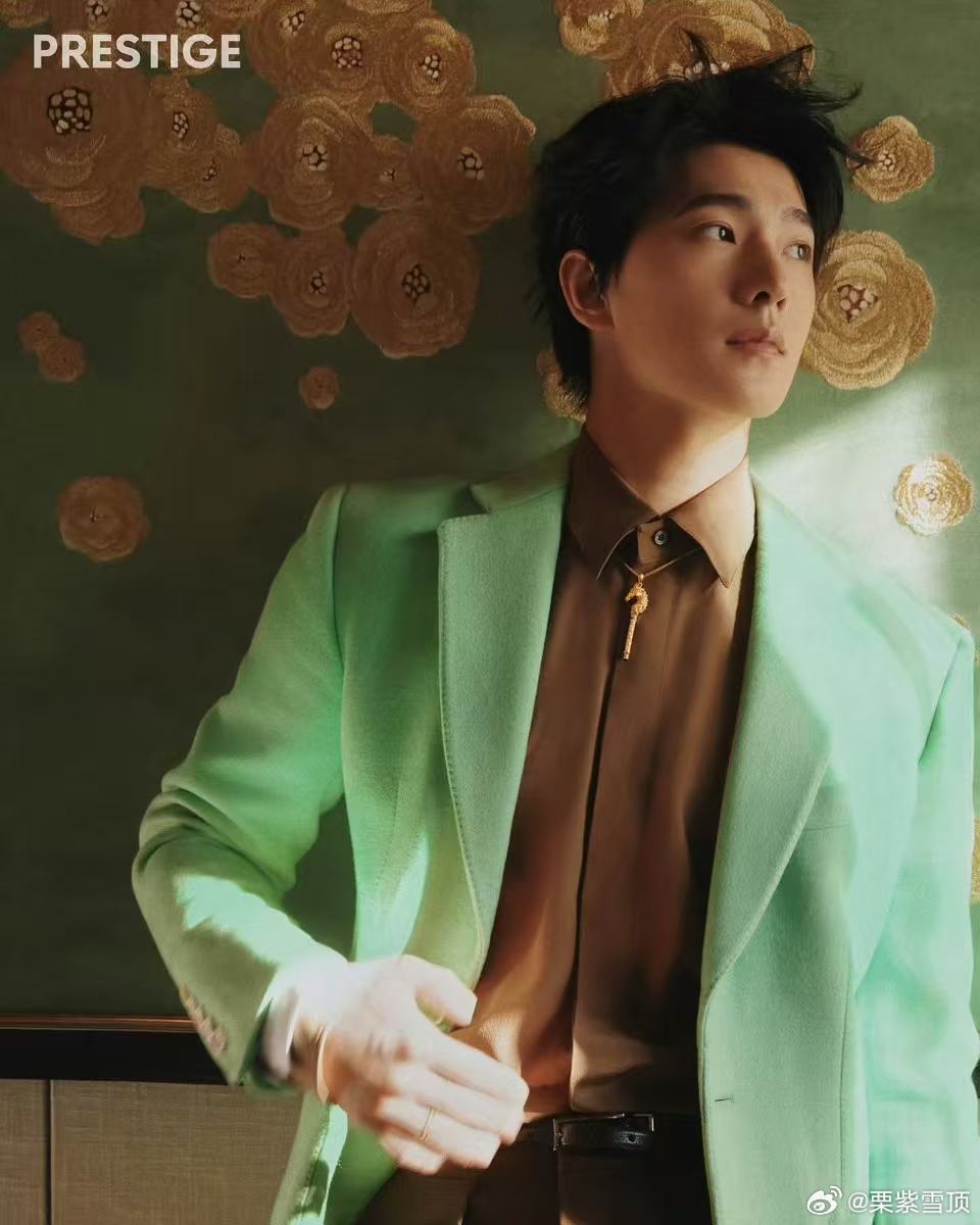 杨洋 薄荷奶绿既视感救命！杨洋这浅绿西装+咖色衬衣，直接把薄荷奶绿穿身上了吧！清