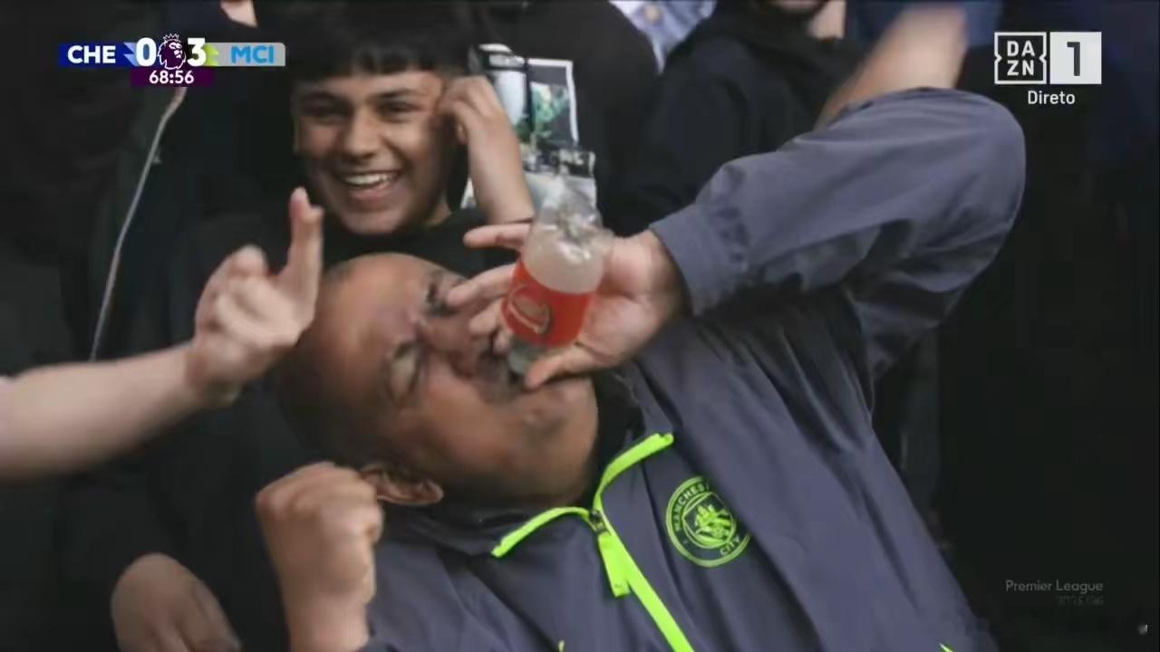 曼城 嘲讽度拉满……曼城客场3-0击败切尔西，镜头扫到一位兴奋的球迷，他手里举着