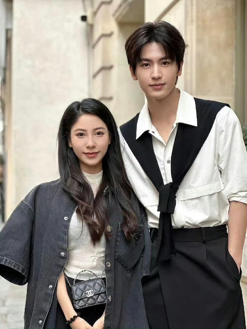 张凌赫怎么做到和粉丝合照都拍成情侣照的，好强的cp感…… 