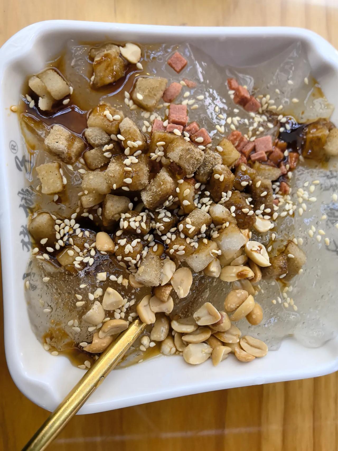 红糖糍粑冰粉，超喜欢里面糯糥的糍粑。大多6元。