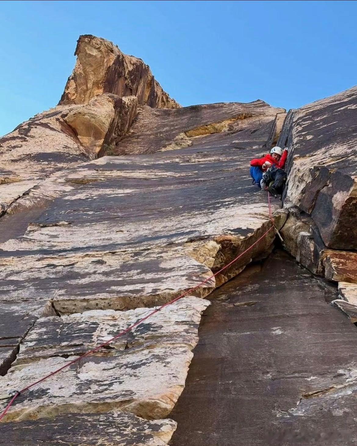  王一博你好大点胆子！“上刀山下火海”哈哈哈哈，在各种极限运动中穿梭，内娱粉丝唯