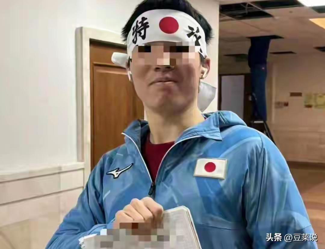 南京走出的历史系留学生干出这种事，简直是往30万遇难同胞的伤疤上撒盐。
他在莫斯