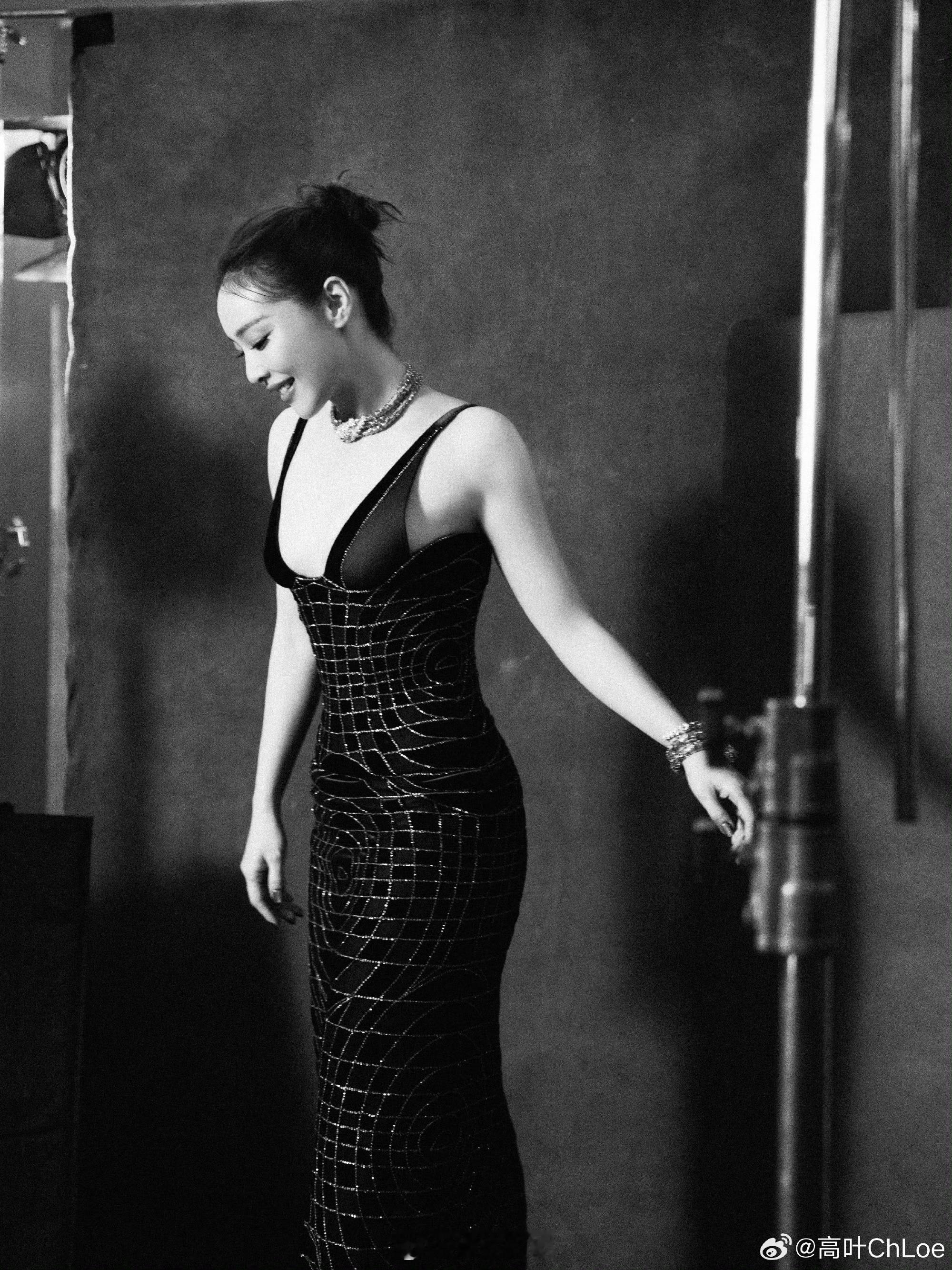 高叶红毯捕手高叶行走的宇宙星图姐这身是直接把银河穿身上了吧？这气场，是来收编红毯