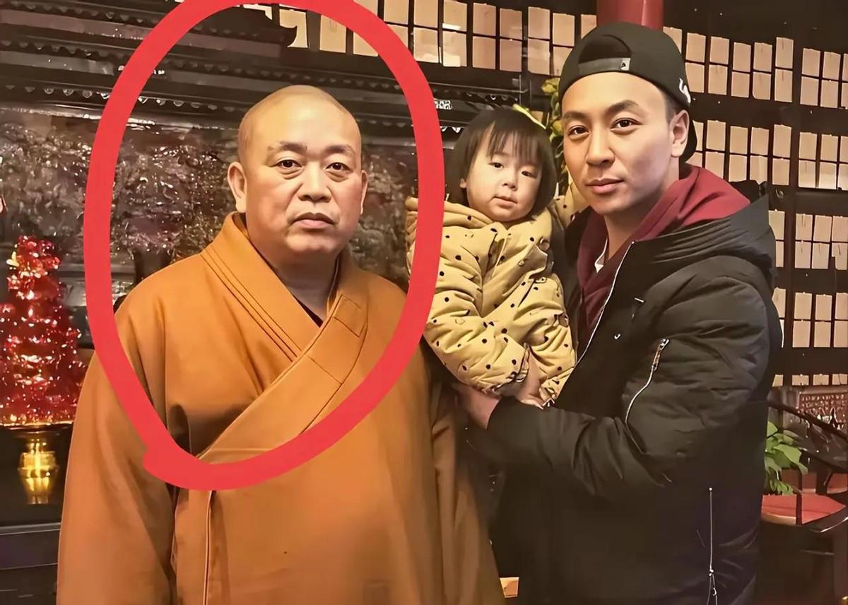 释小龙这碗饭吃得真噎得慌。
师父释永信突遭风波翻车，

最扎心的不是师父人设崩塌