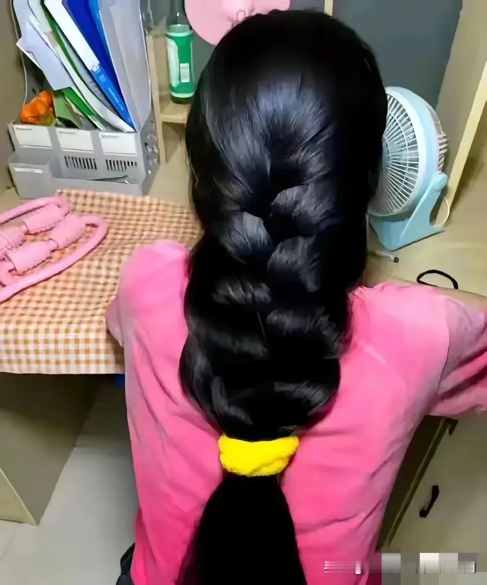 妈呀，真的有长这么多头发的吗？
真羡慕人家头发多的！
我的发量一言难尽啊！[笑哭