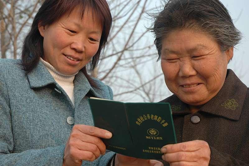 农村50、60后农民，干不动农活没有收入，靠什么养老？
 
这一代人大多一辈子种