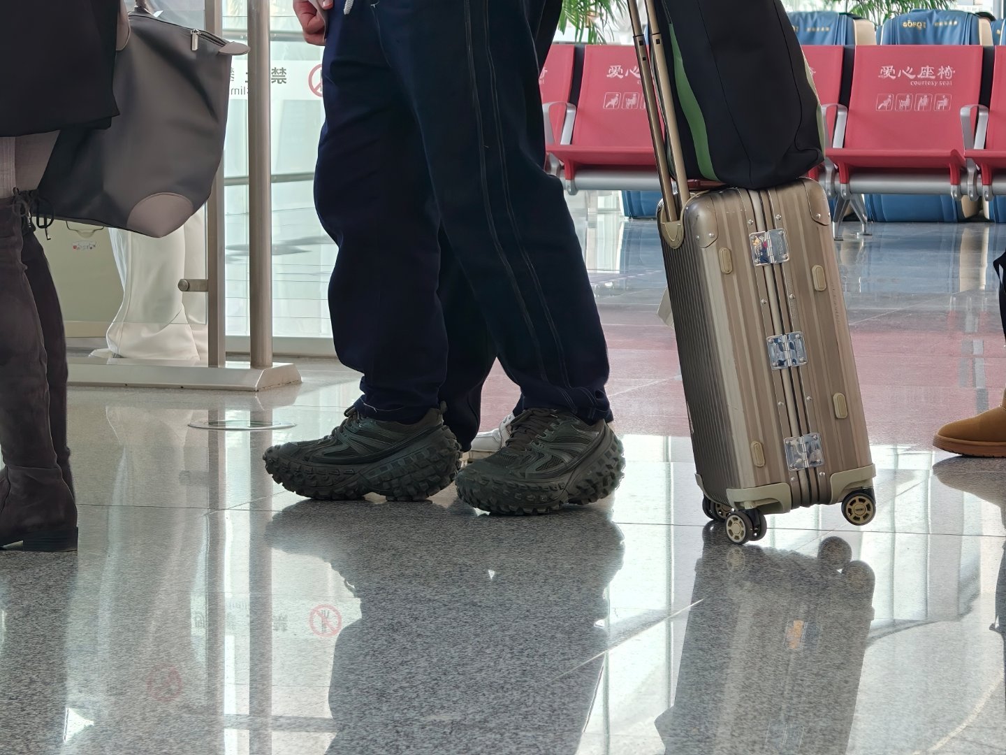 谁能告诉我，就这个鞋它哪好看？ 长春·长春龙嘉国际机场