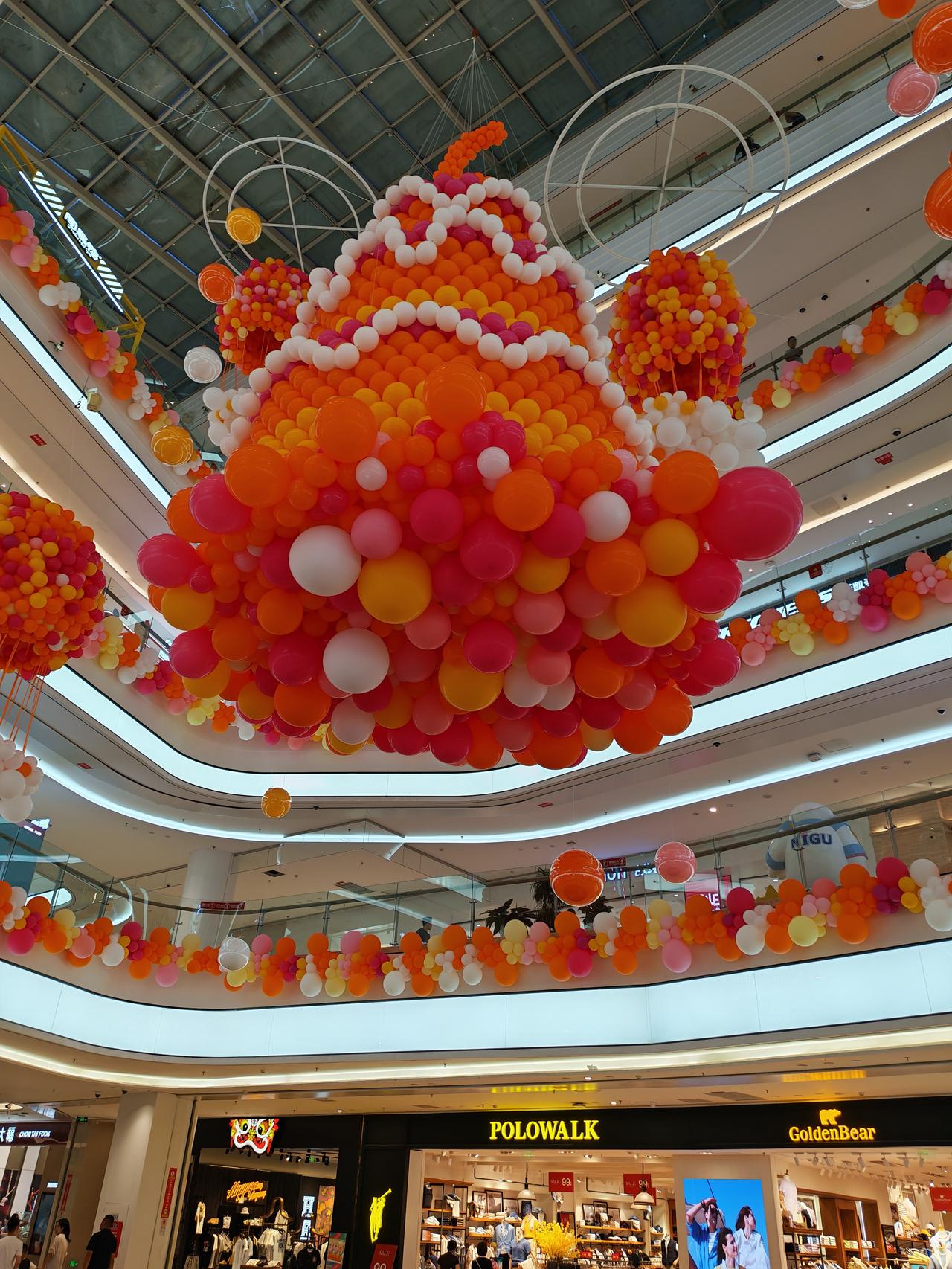 一入印象城，便是红红火火、热热闹闹的感觉。