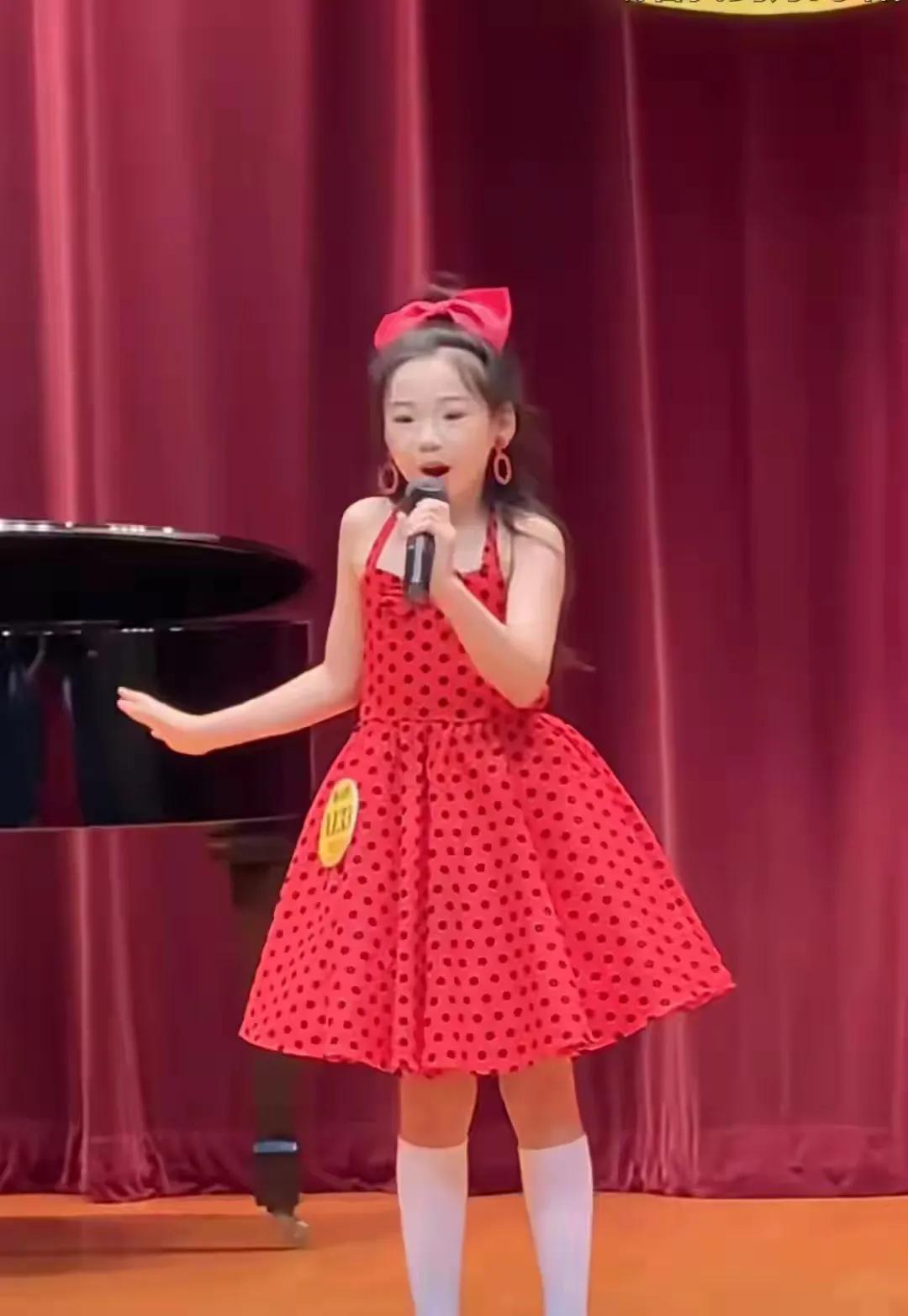 董璇女儿一场演出烧掉普通人一年工资

这还只是门票钱，后面更吓人。

小酒窝站上