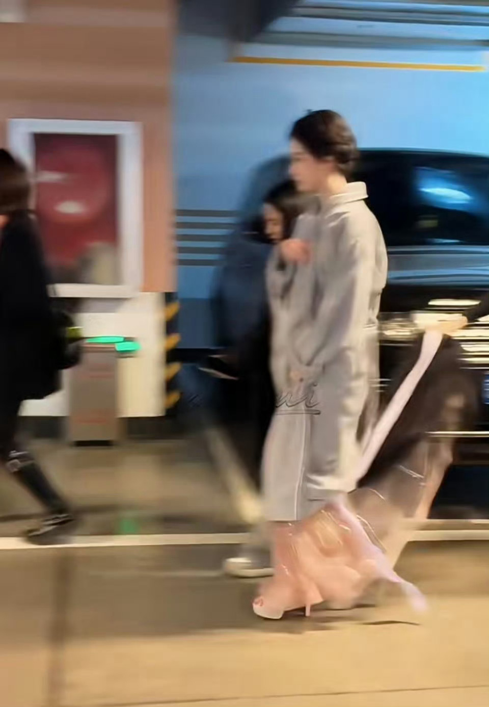 陈都灵我见犹怜 真的被陈都灵狠狠戳中心巴！清冷破碎感直接拉满✨眉眼间糅合着疏离与