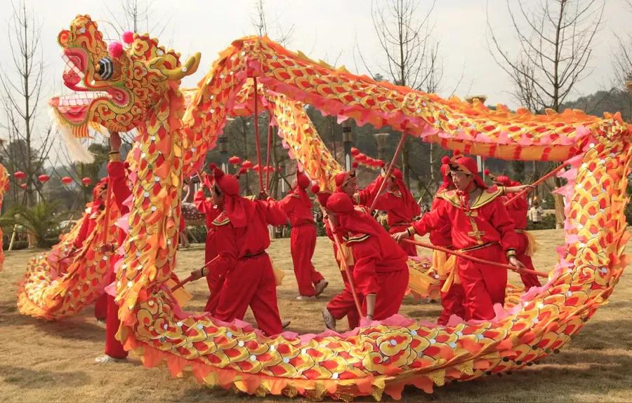 今天是大年十五元宵佳节，许多地方有玩龙灯的传统习俗，但这习俗却让人五味杂陈，思虑