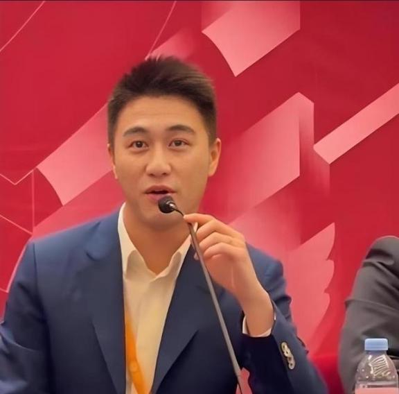 美国的关税打压之时，中国出现了一位厉害人物！他就是29岁的香港青年，赌王之子何猷