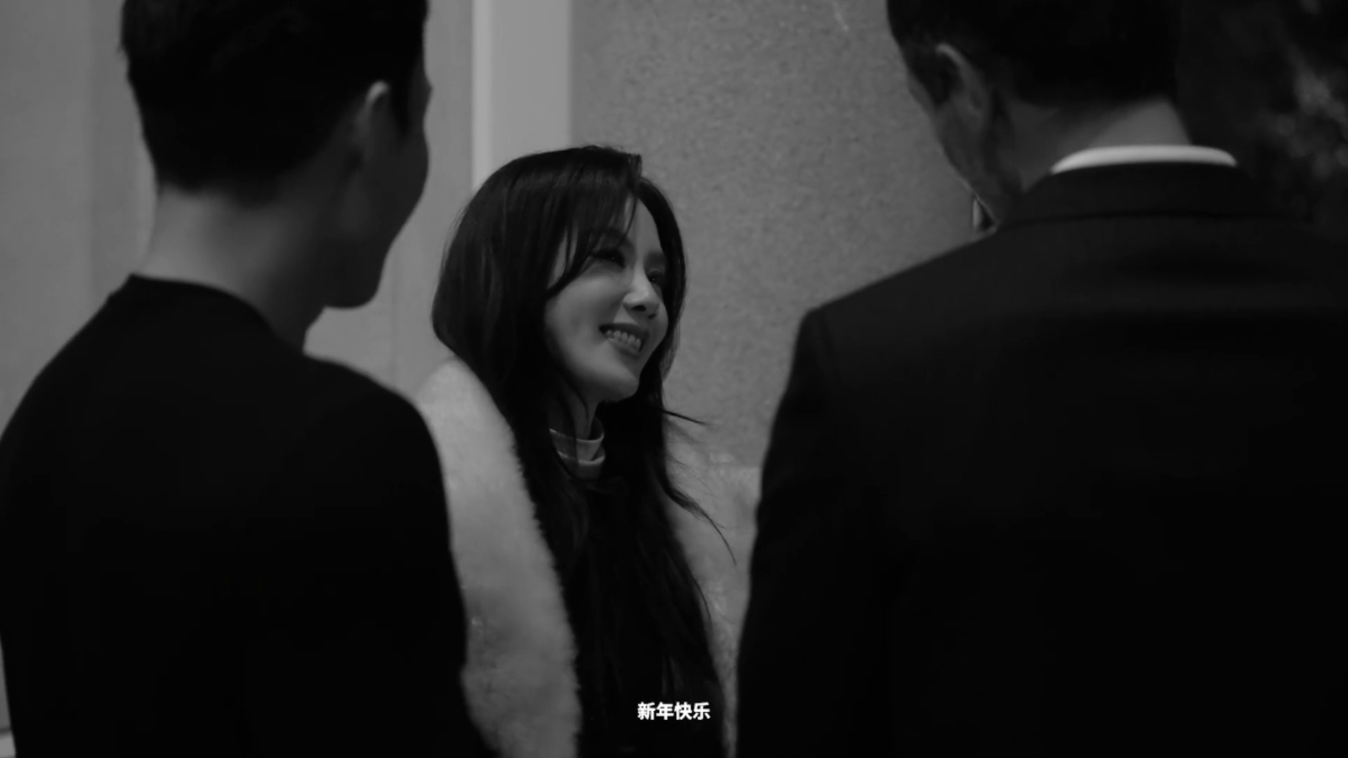 刘诗诗的美貌，我能一拳把手机镶进墙里看24小时。场内的刘诗诗剪丝带时有变成小女孩