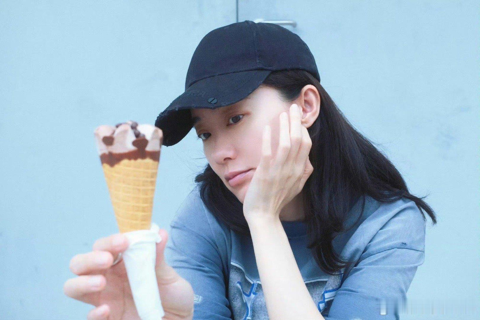 张小斐喊你看完恶意吃冰淇淋网络恶意如汹涌潮水，让人心生压抑。可电影结尾那两个女孩