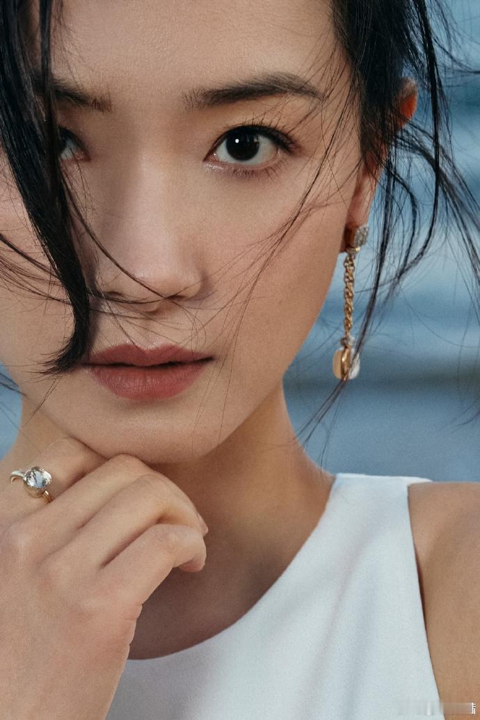 #海水在万茜脚下画了个爱心#万茜央视重阳节晚会的造型令人陶醉。优雅盘发加上珍珠白